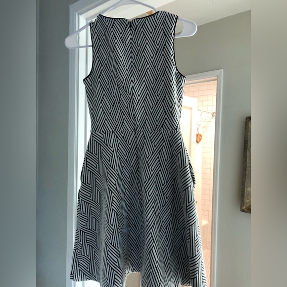 Banana republic shift dress with pockets. New without tags. Fits beautifully! - Picture 3 of 3